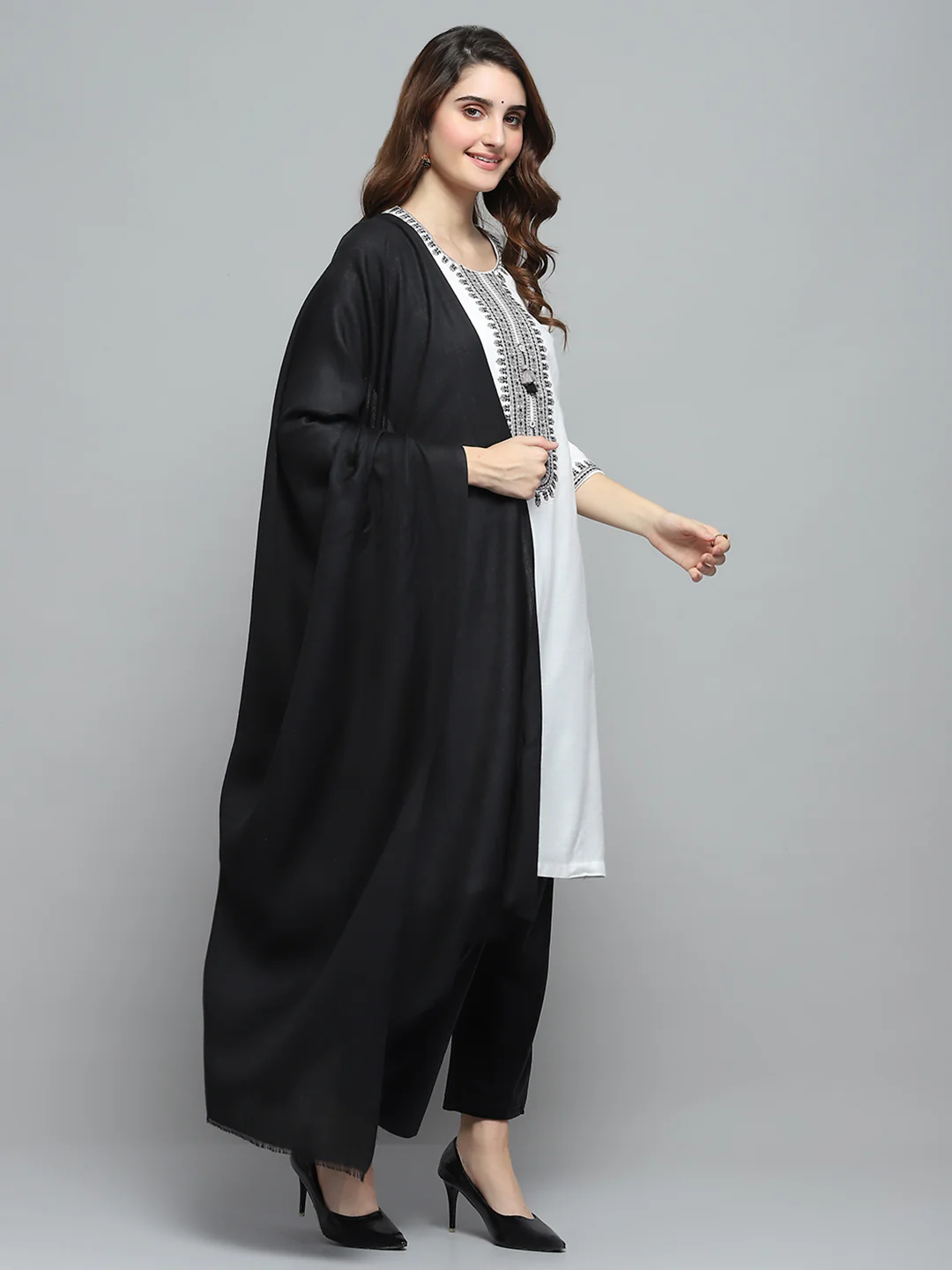 Women Black Solid Shawl - Image 4