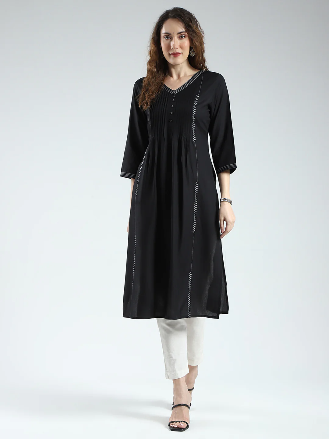 Women Black Solid V Neck 3/4th Sleeve Kurti