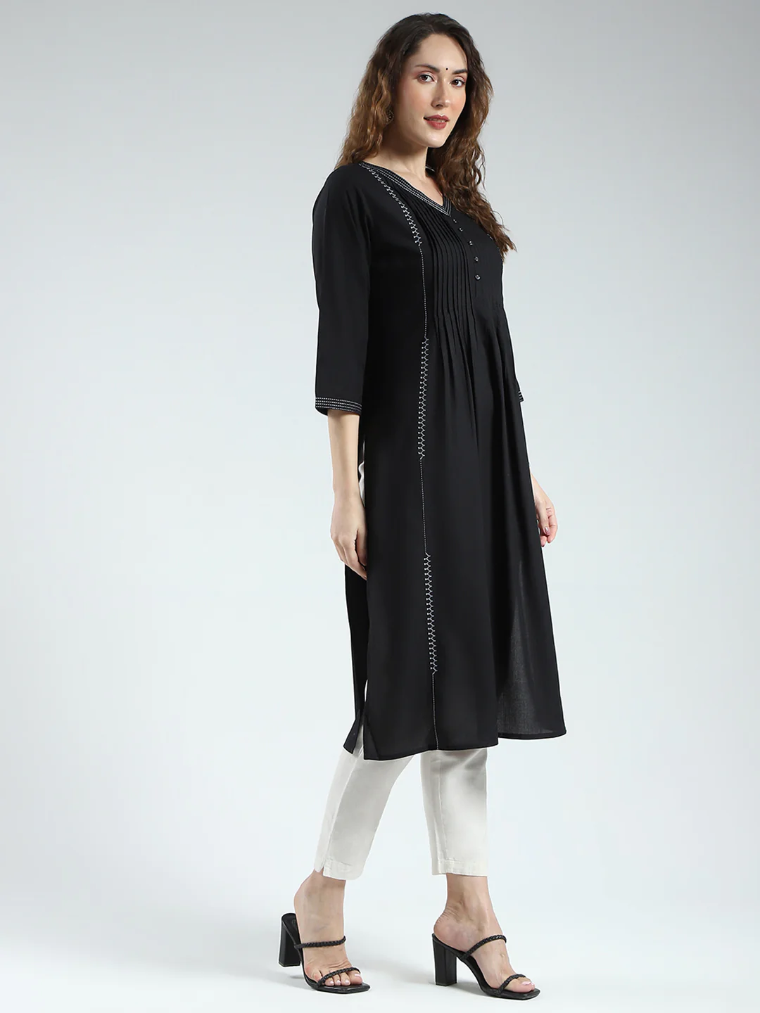 Women Black Solid V Neck 3/4th Sleeve Kurti - Image 4