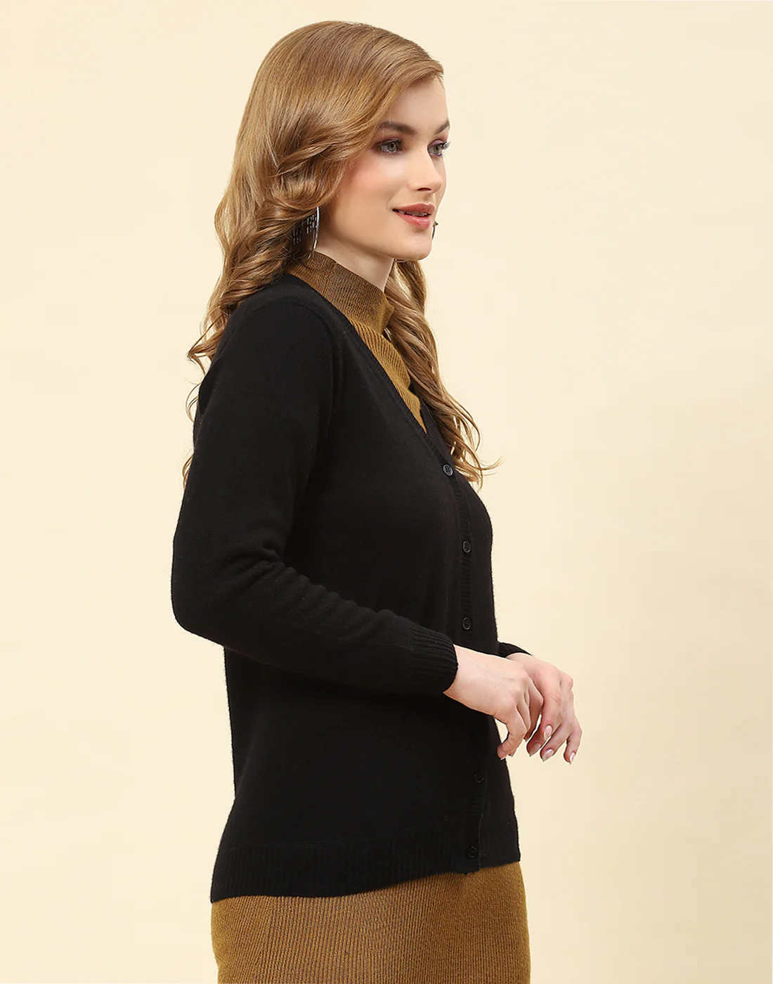 Women Black Solid V Neck Full Sleeve Cardigan - Image 4