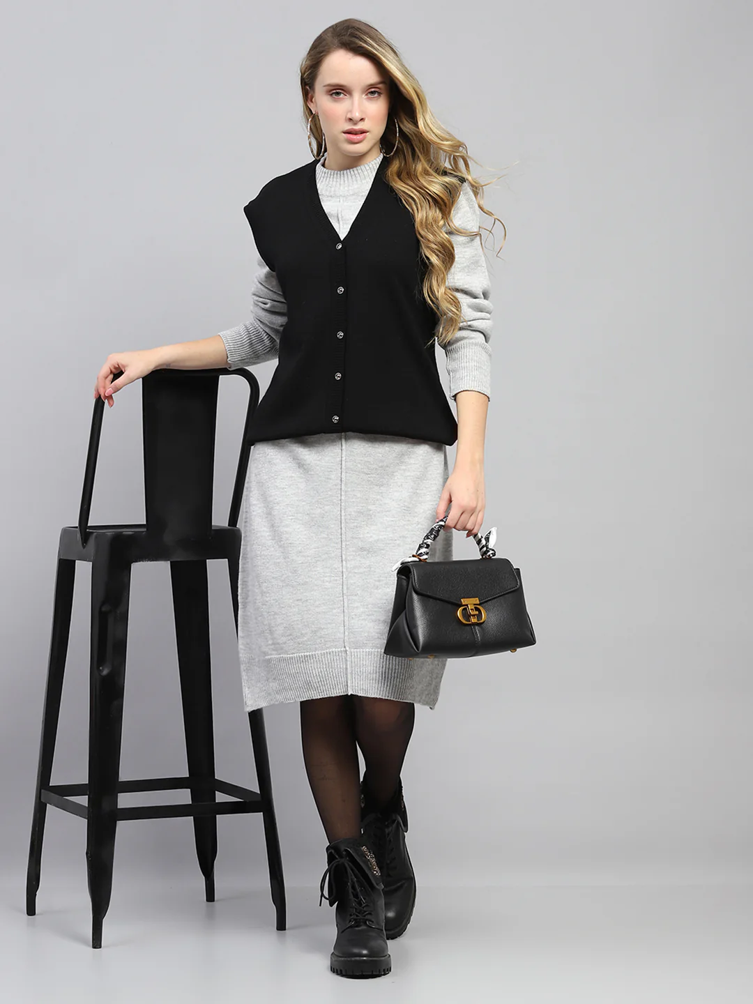 Women Black Solid V Neck Sleeveless Cardigan - Image 2
