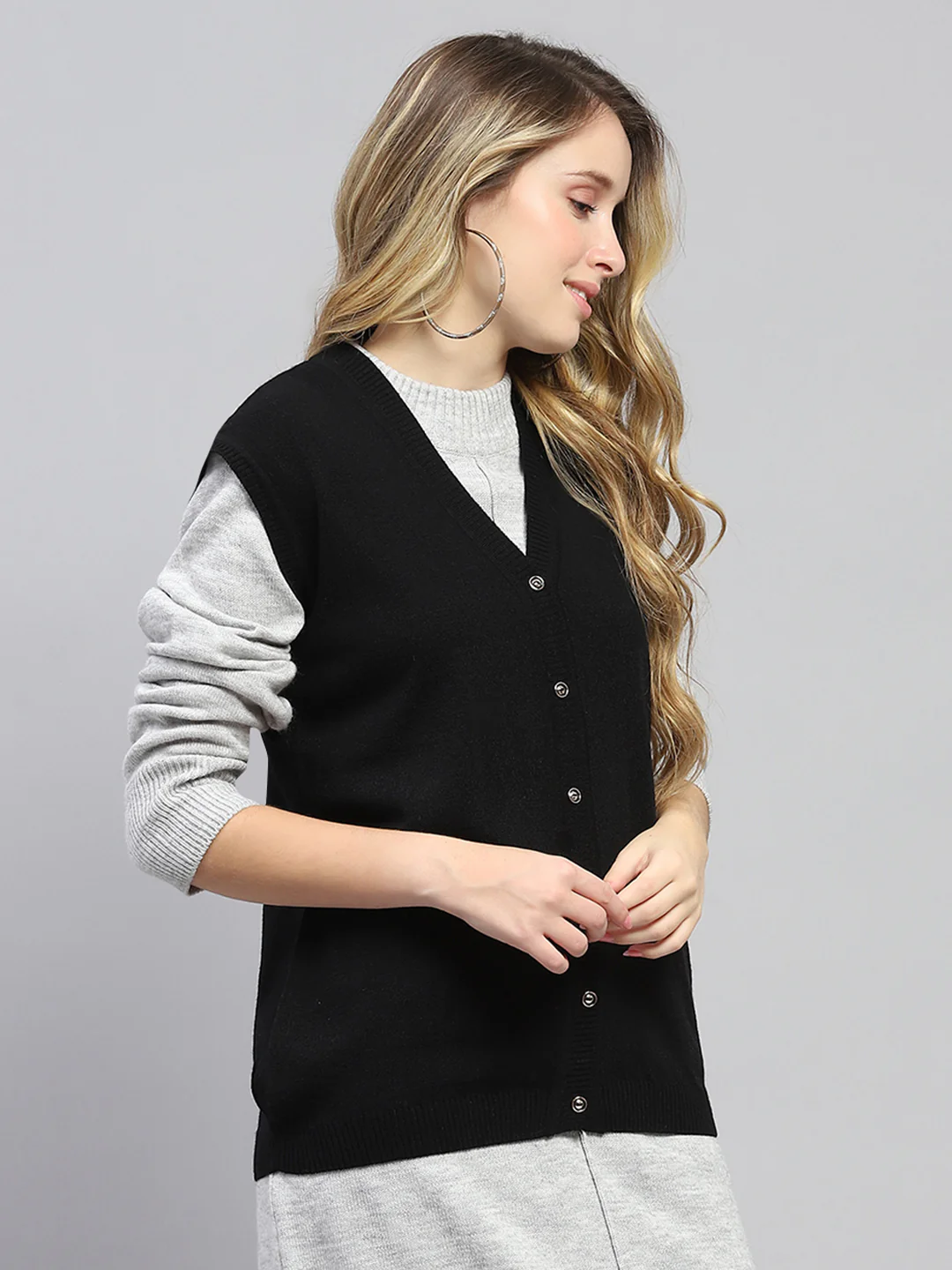 Women Black Solid V Neck Sleeveless Cardigan - Image 4