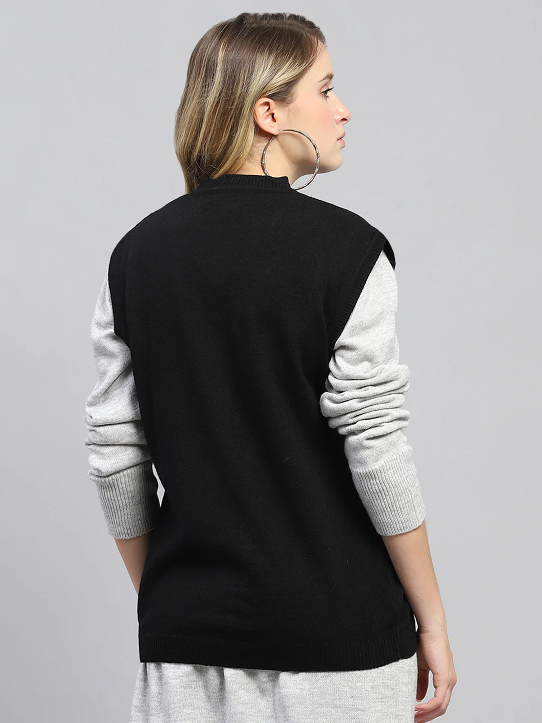 Women Black Solid V Neck Sleeveless Cardigan - Image 5
