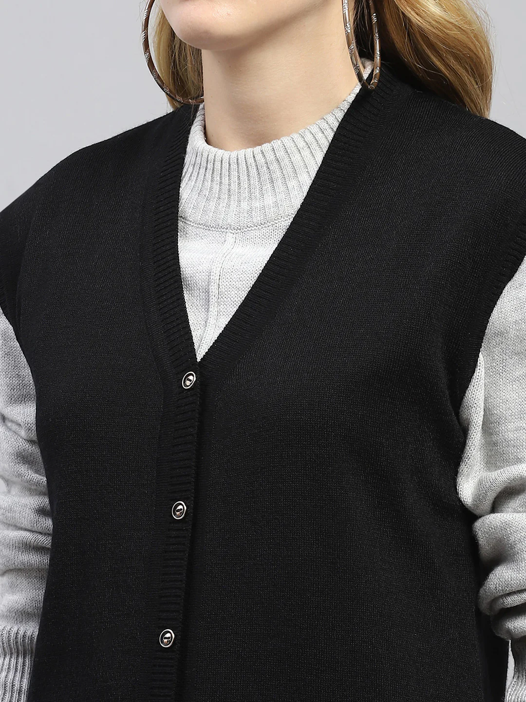 Women Black Solid V Neck Sleeveless Cardigan - Image 6
