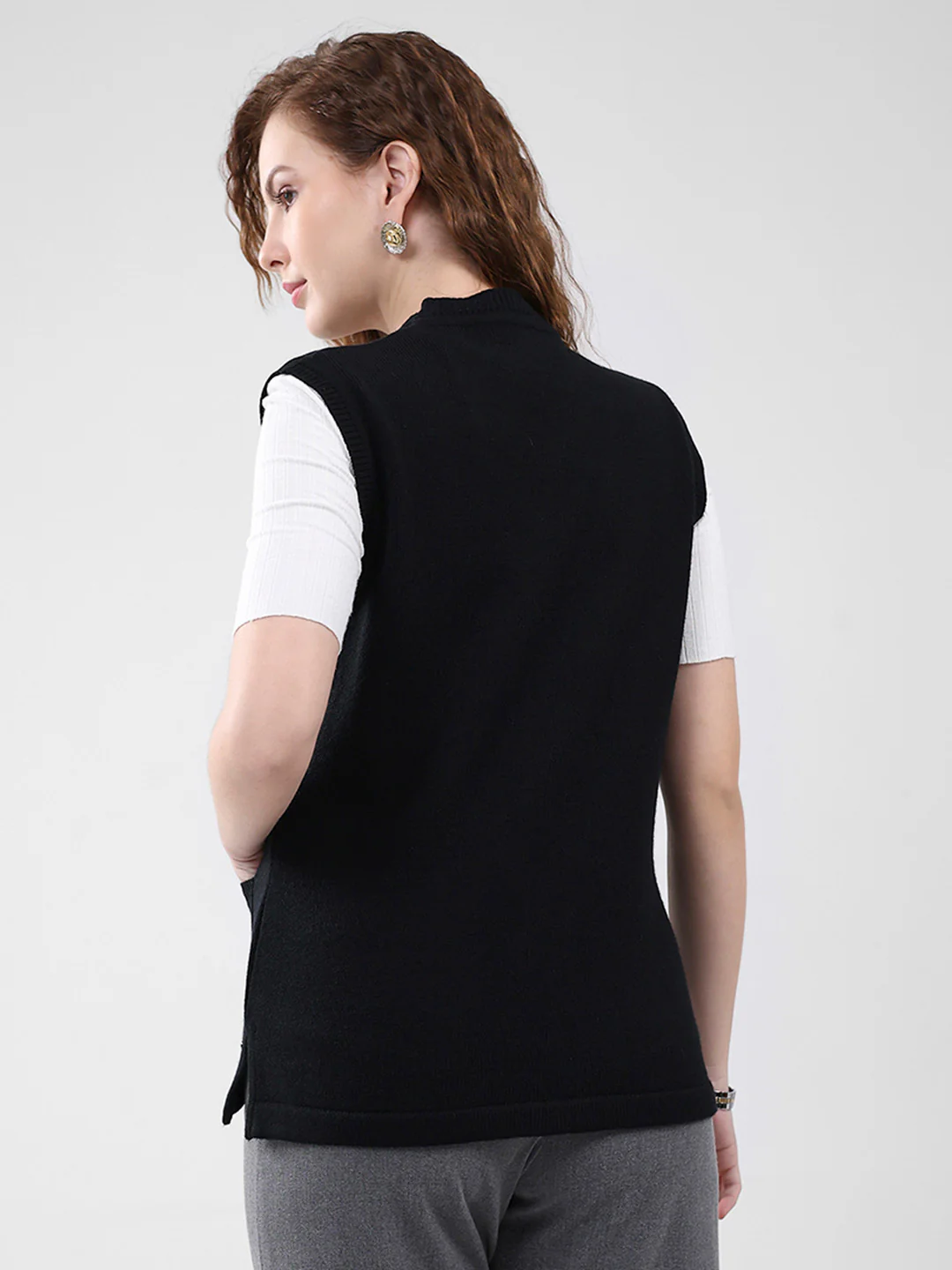 Women Black Solid V Neck Sleeveless Cardigan - Image 5