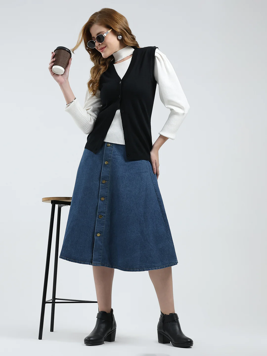 Women Black Solid V Neck Sleeveless Cardigan - Image 2