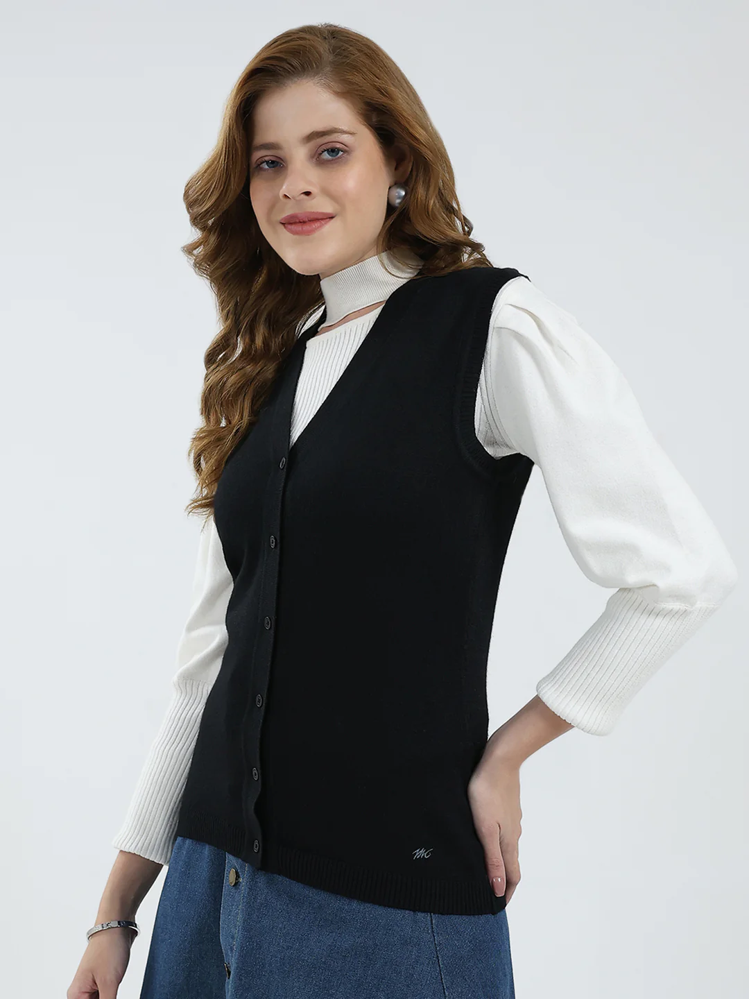 Women Black Solid V Neck Sleeveless Cardigan - Image 3