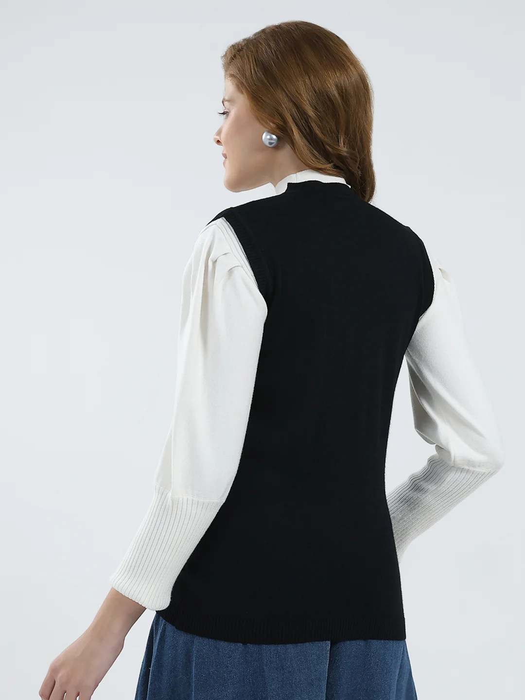Women Black Solid V Neck Sleeveless Cardigan - Image 5