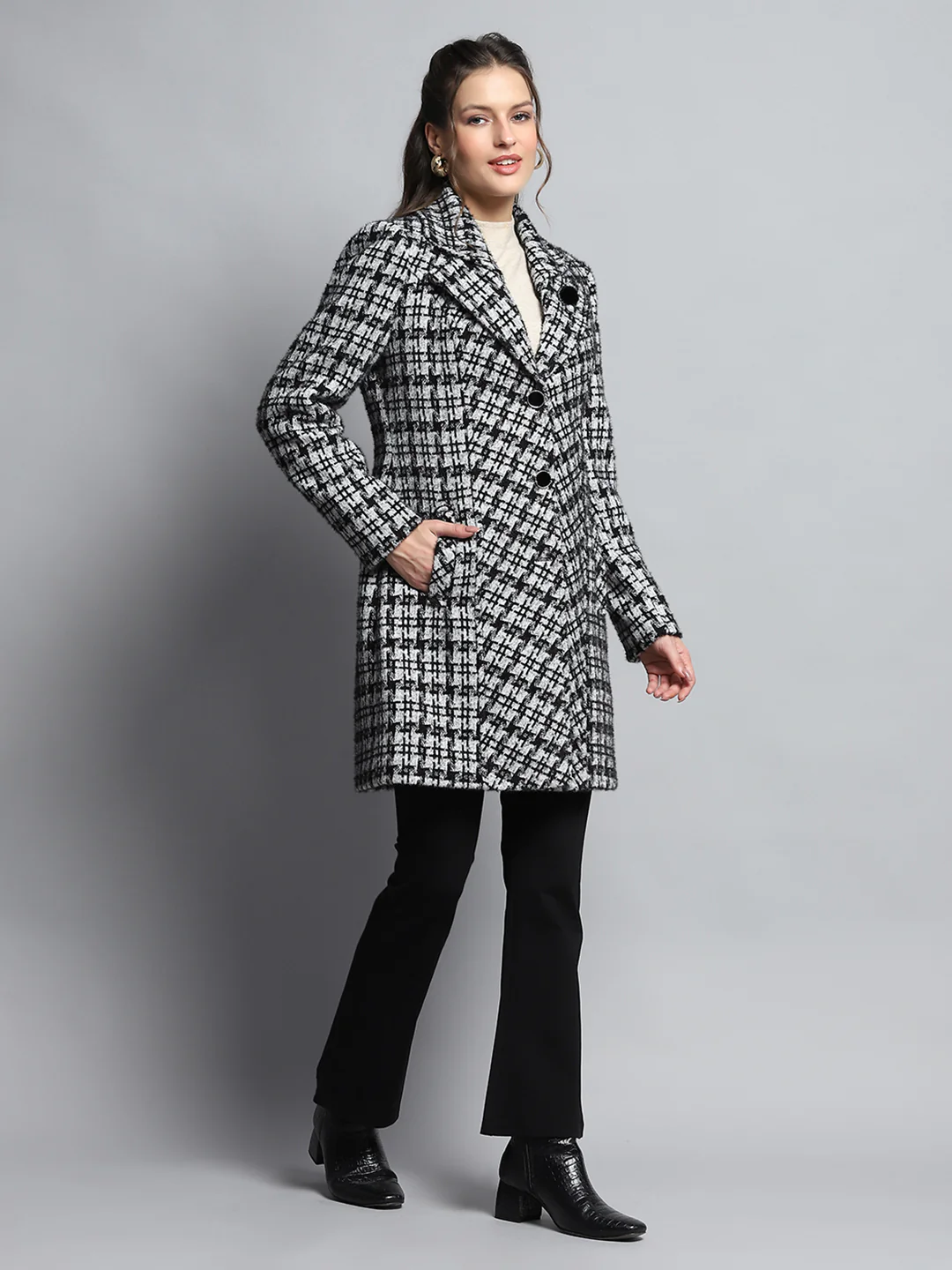 Women Black & White Check Notch Lapel Collar Full Sleeve Coat - Image 4