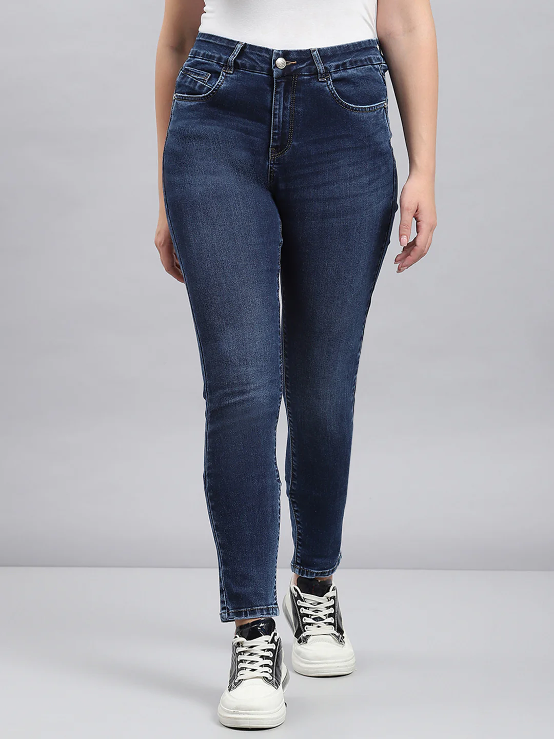 Women Blue Solid Slim Fit Denims - Image 2