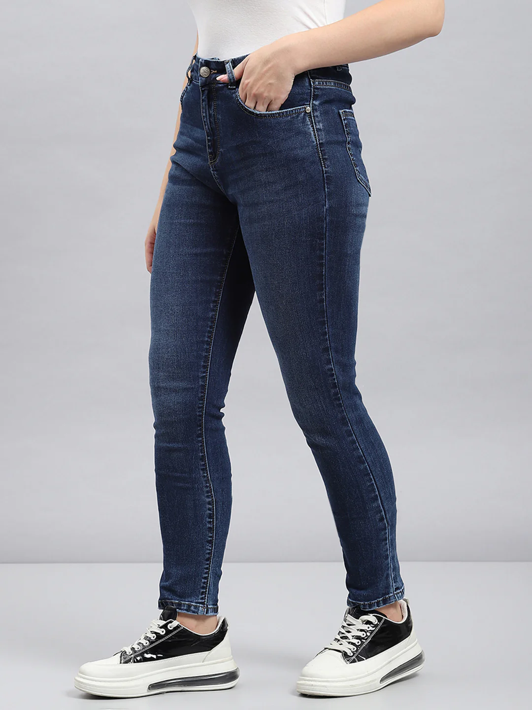 Women Blue Solid Slim Fit Denims - Image 3