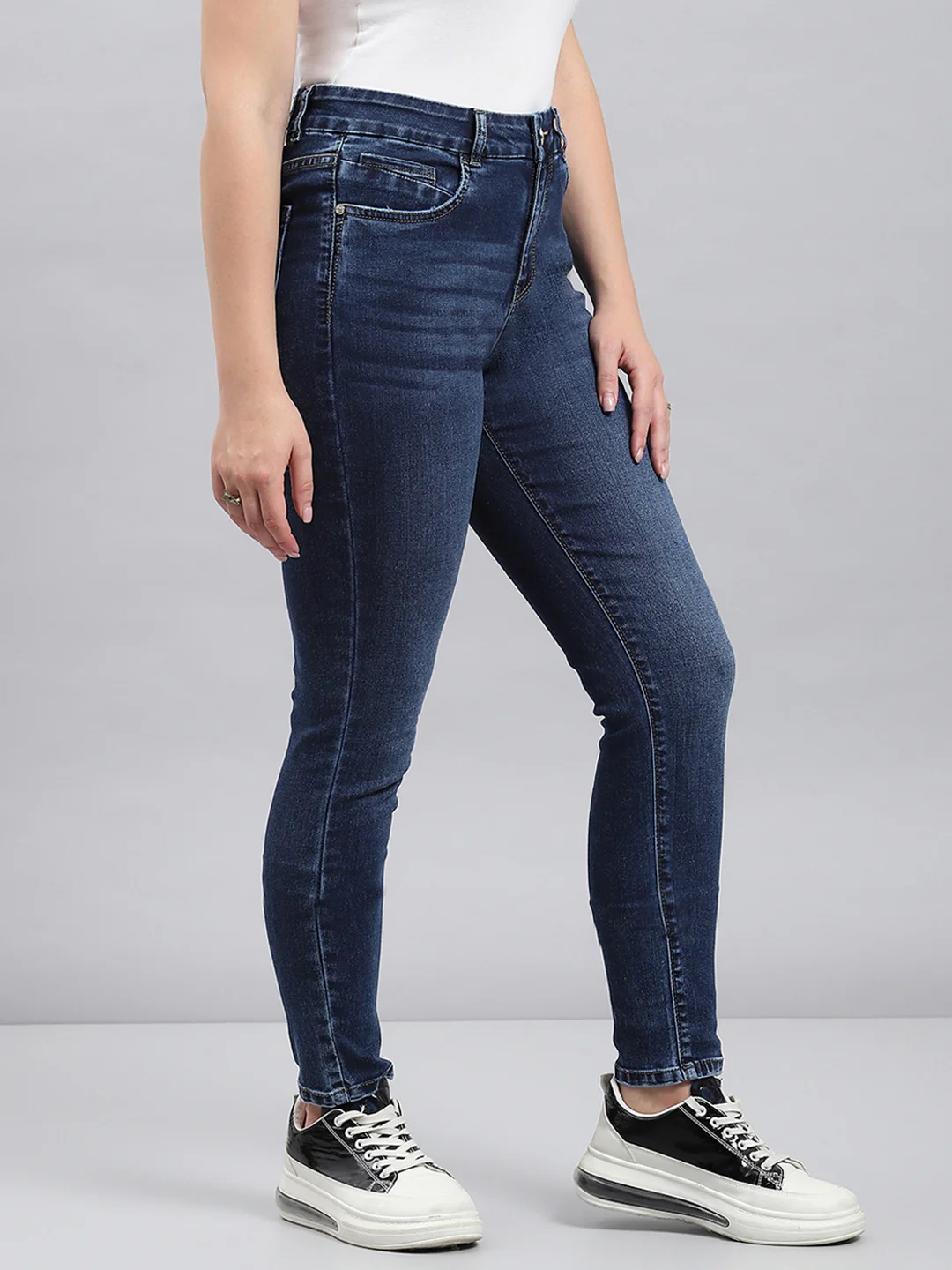Women Blue Solid Slim Fit Denims - Image 4