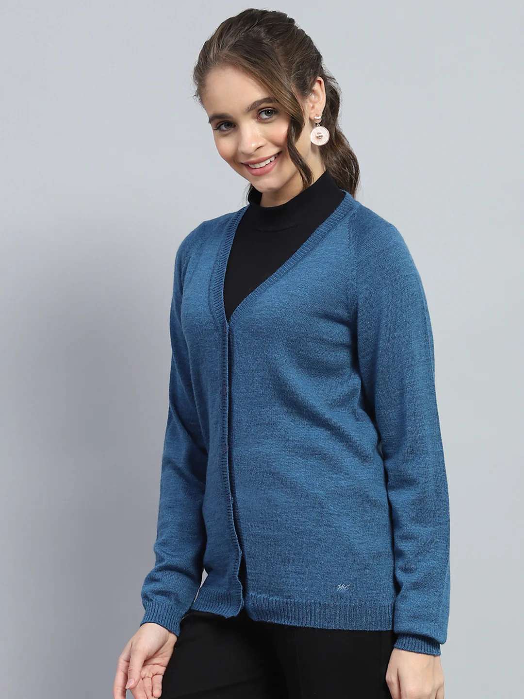 Women Blue Solid V Neck Full Sleeve Cardigan - Image 3