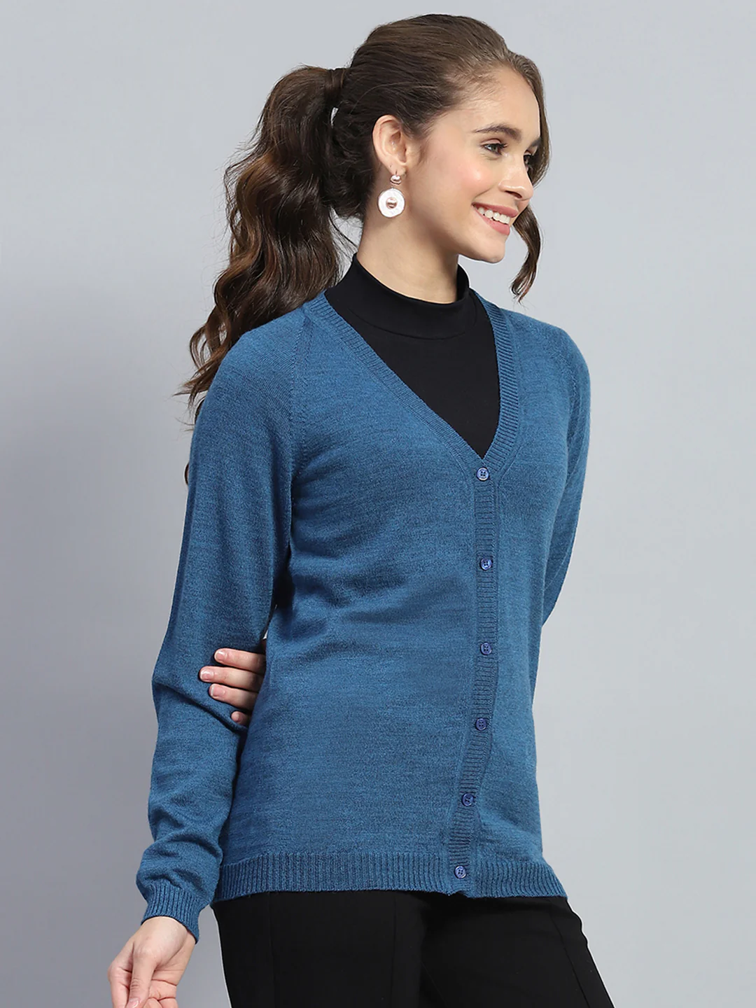 Women Blue Solid V Neck Full Sleeve Cardigan - Image 4