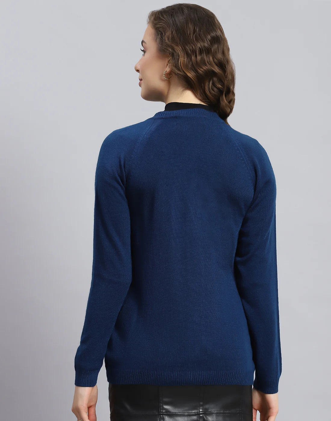 Women Blue Solid V Neck Full Sleeve Cardigan - Image 5