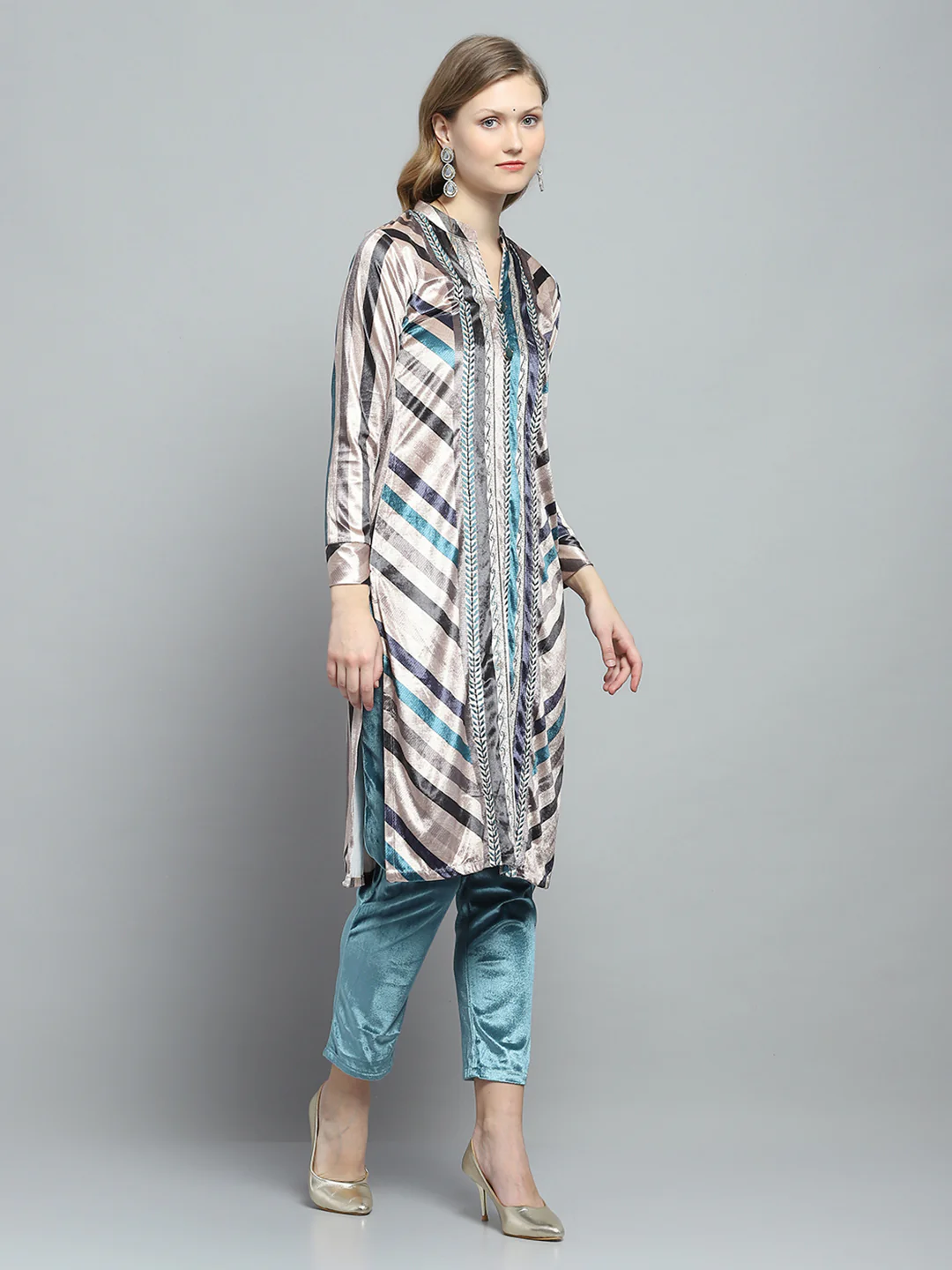 Women Cream Self Design Round Neck Full Sleeve Kurti Set for Winter - Image 5