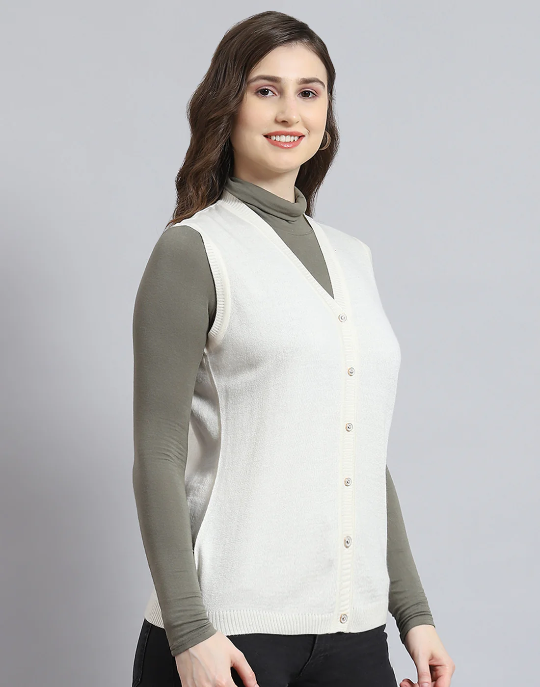 Women Cream Solid V Neck Sleeveless Cardigan - Image 4