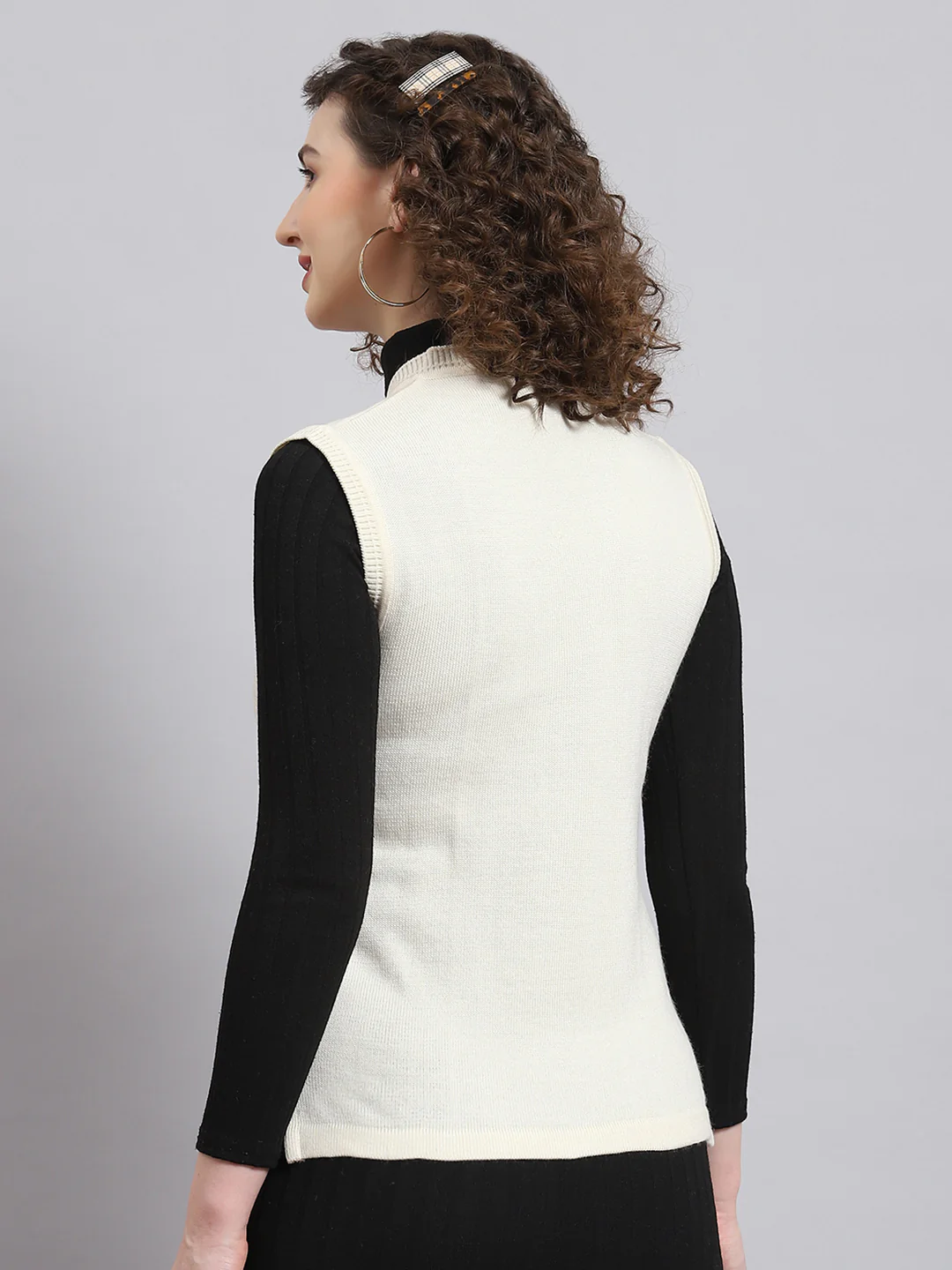 Women Cream Solid V Neck Sleeveless Cardigan - Image 4