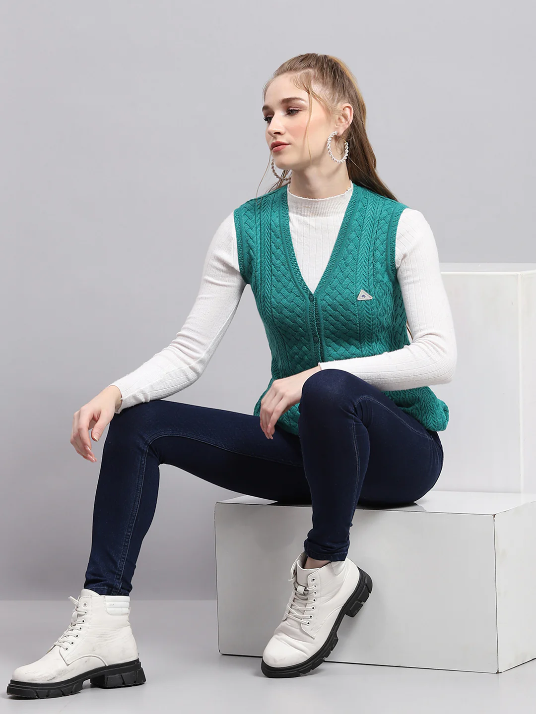 Women Green Self Design V Neck Sleeveless Cardigan - Image 2