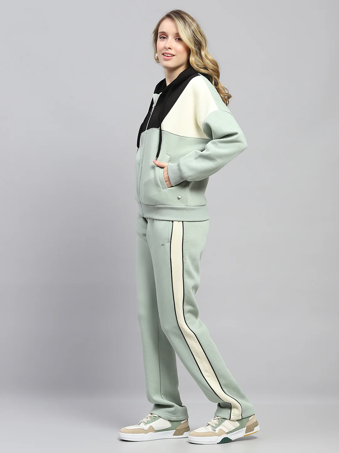 Women Green Solid Hooded Full Sleeve Tracksuit - Image 3