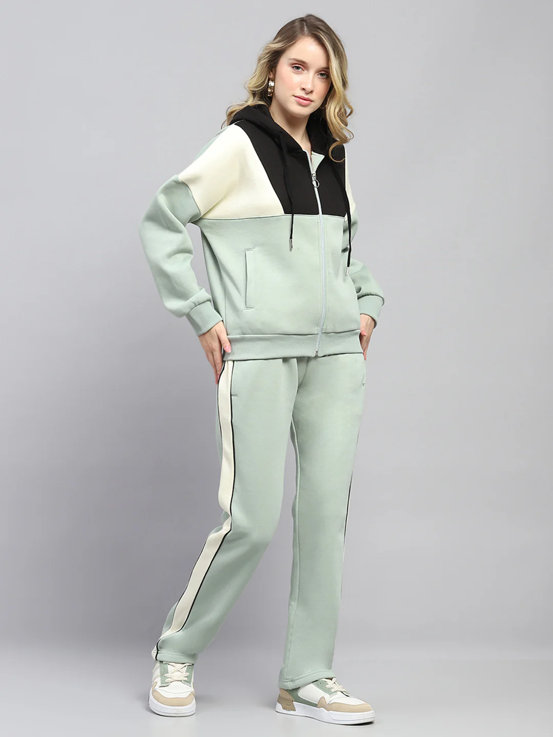 Women Green Solid Hooded Full Sleeve Tracksuit - Image 4