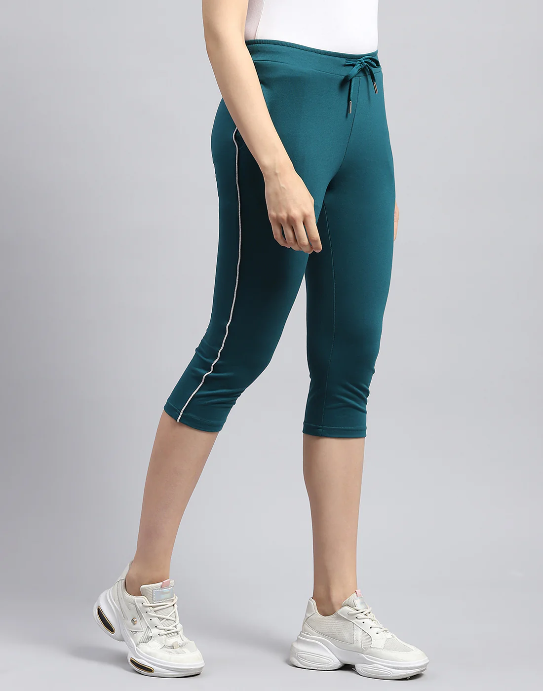 Women Green Solid Regular Fit Capri - Image 4