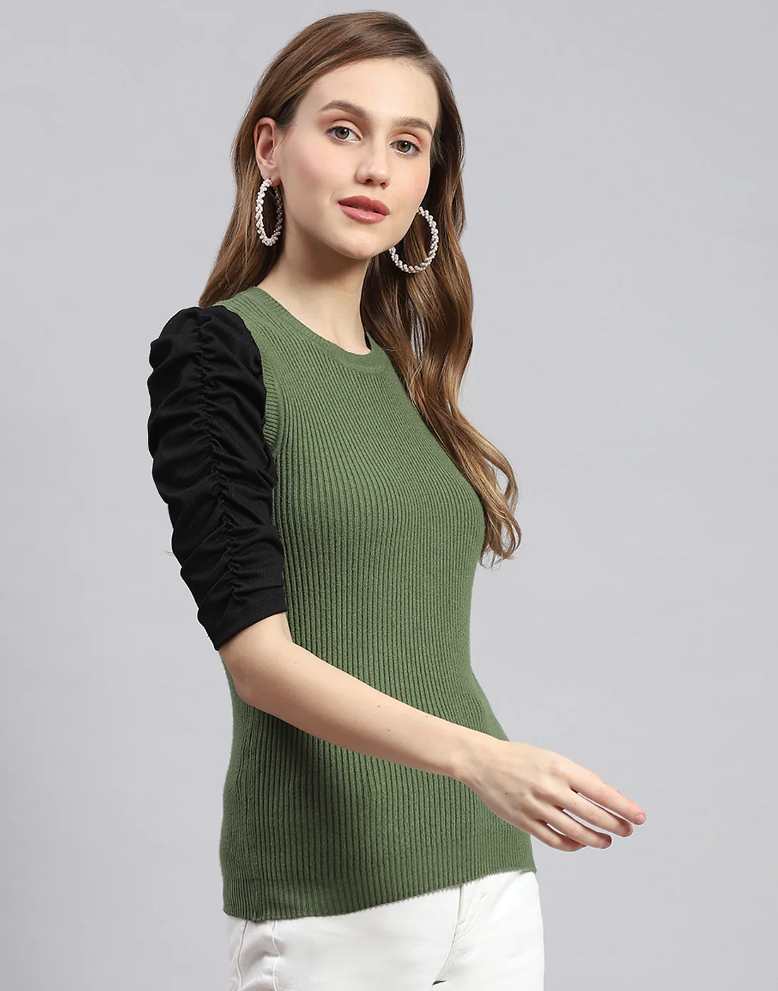 Women Green Solid Round Neck Sleeveless Sweater - Image 4