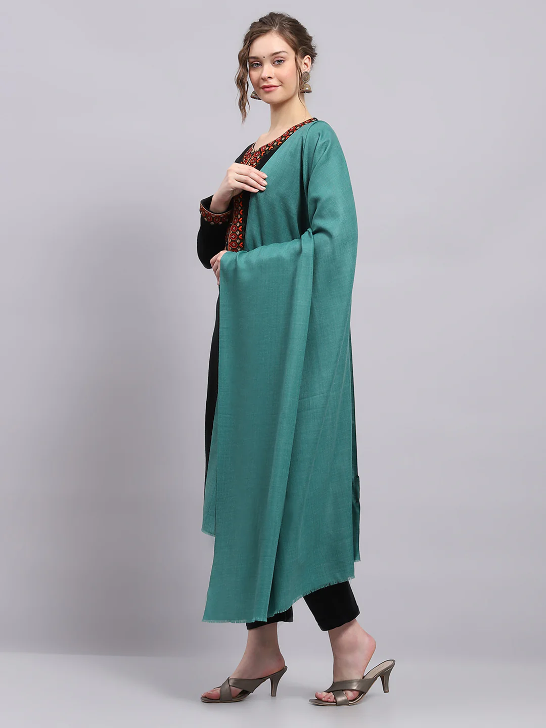 Women Green Solid Shawl - Image 3