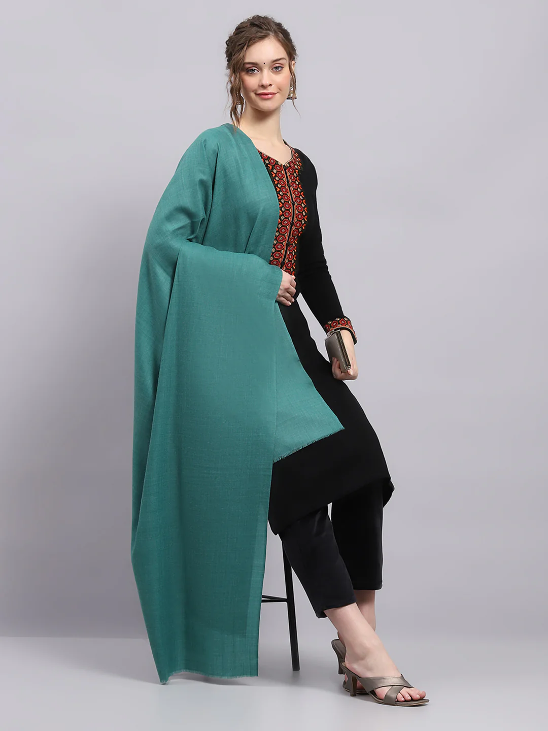 Women Green Solid Shawl - Image 5