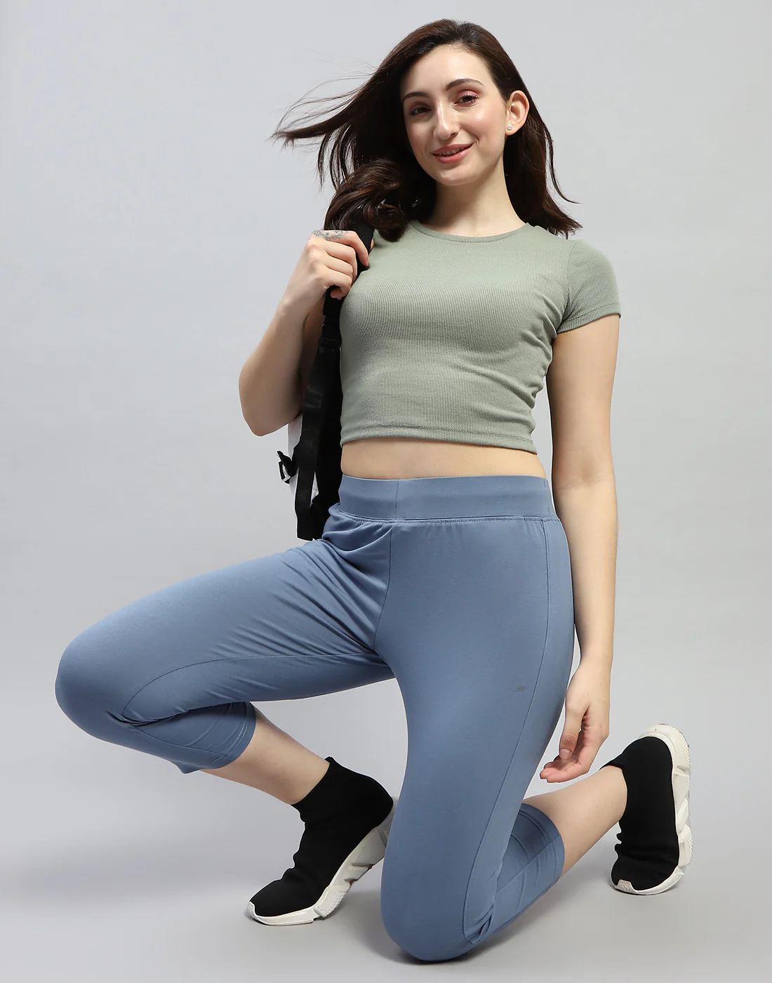 Women Grey Solid Regular Fit Capri - Image 2