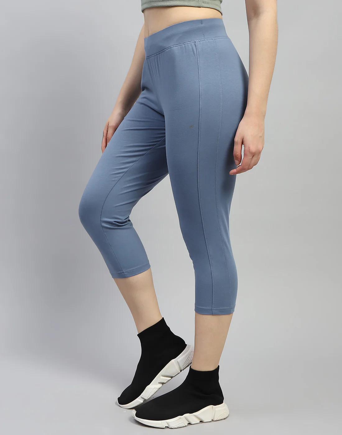 Women Grey Solid Regular Fit Capri - Image 4