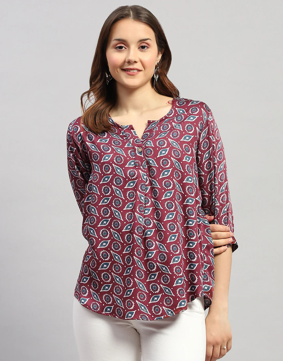 Women Maroon Printed V Neck 3/4 Sleeve Top - Image 3