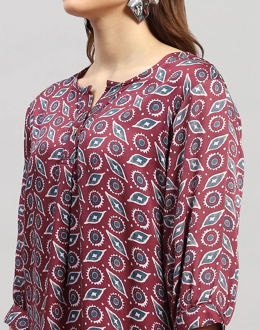 Women Maroon Printed V Neck 3/4 Sleeve Top - Image 7