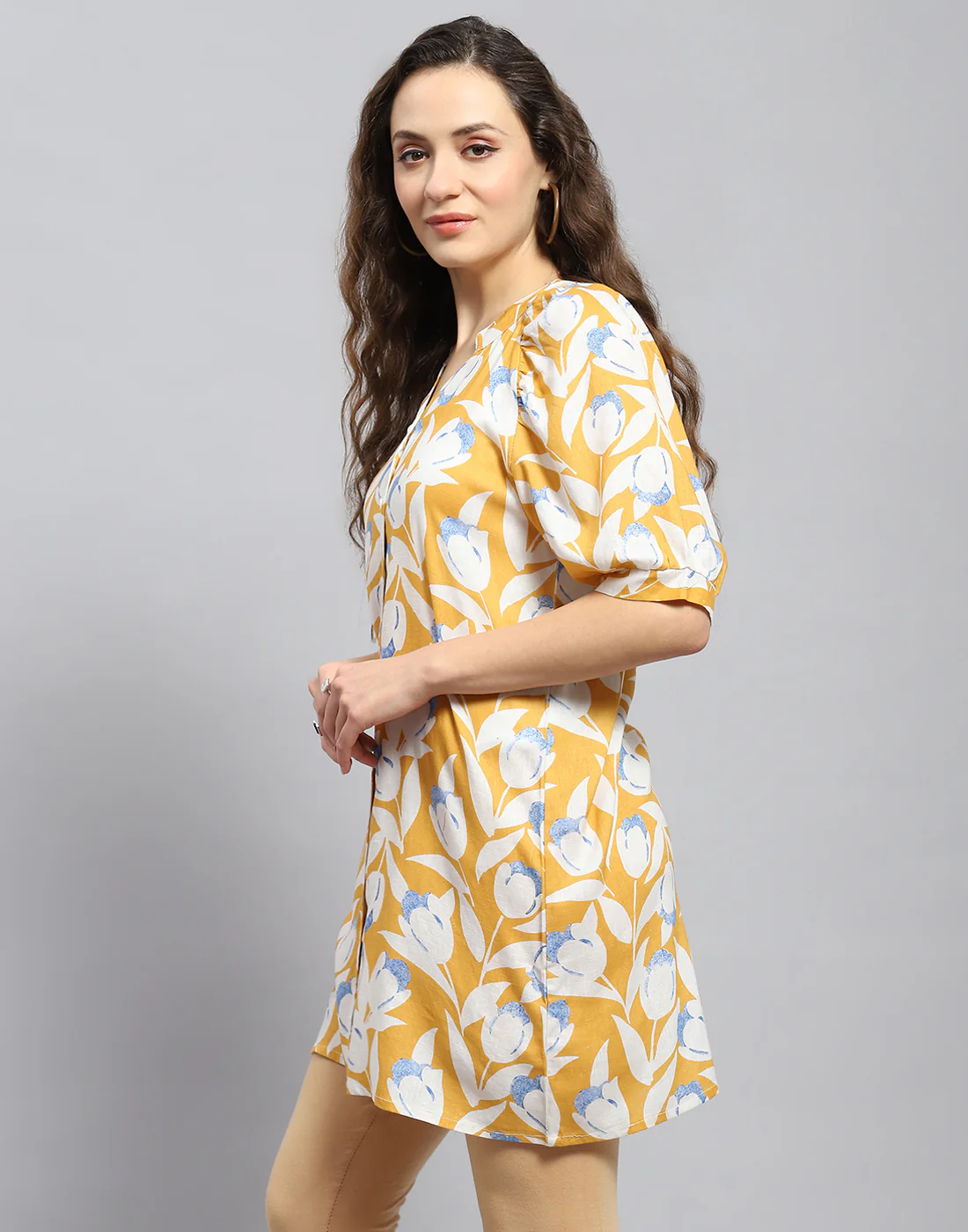 Women Mustard Printed Mandarin Collar Short Sleeve Tunic - Image 3