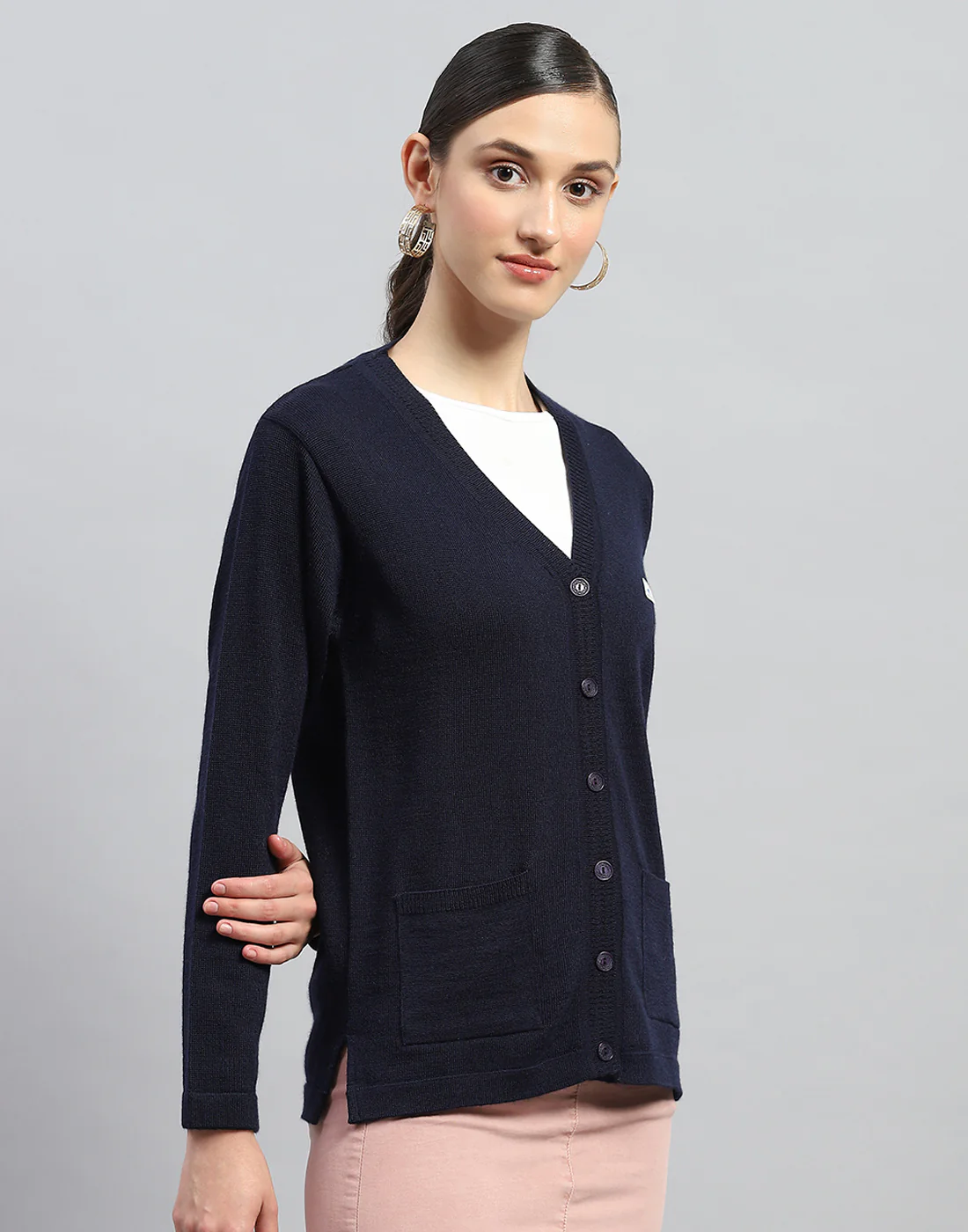 Women Navy Blue Solid V Neck Full Sleeve Cardigan - Image 4
