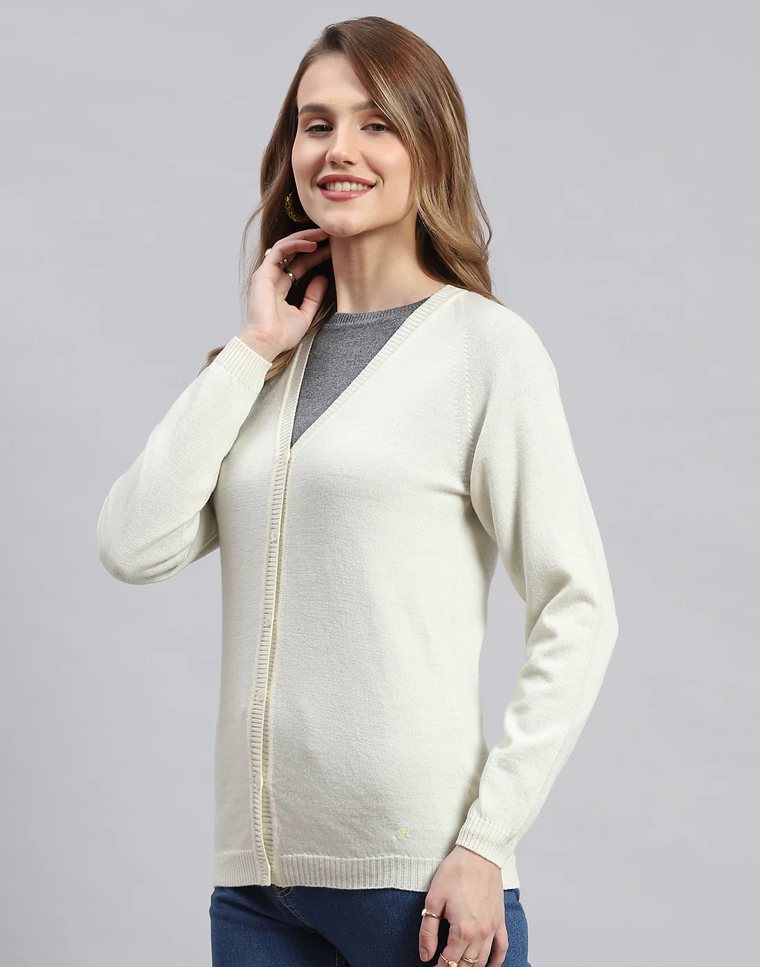Women Off White Solid V Neck Full Sleeve Cardigan - Image 3