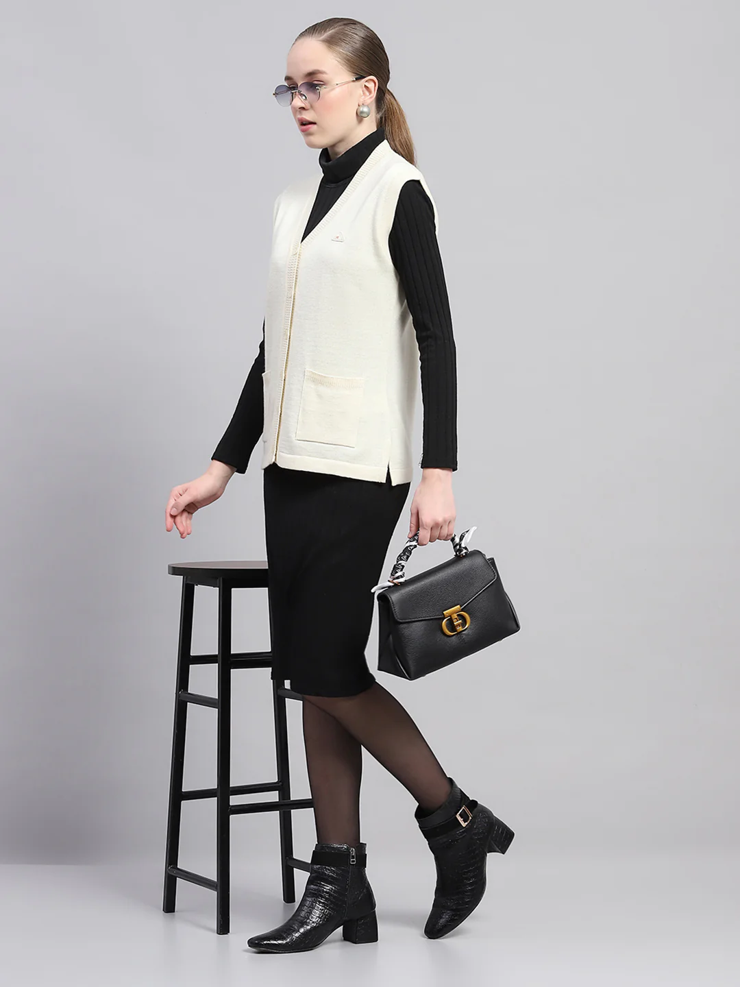 Women Off White Solid V Neck Sleeveless Cardigan - Image 2