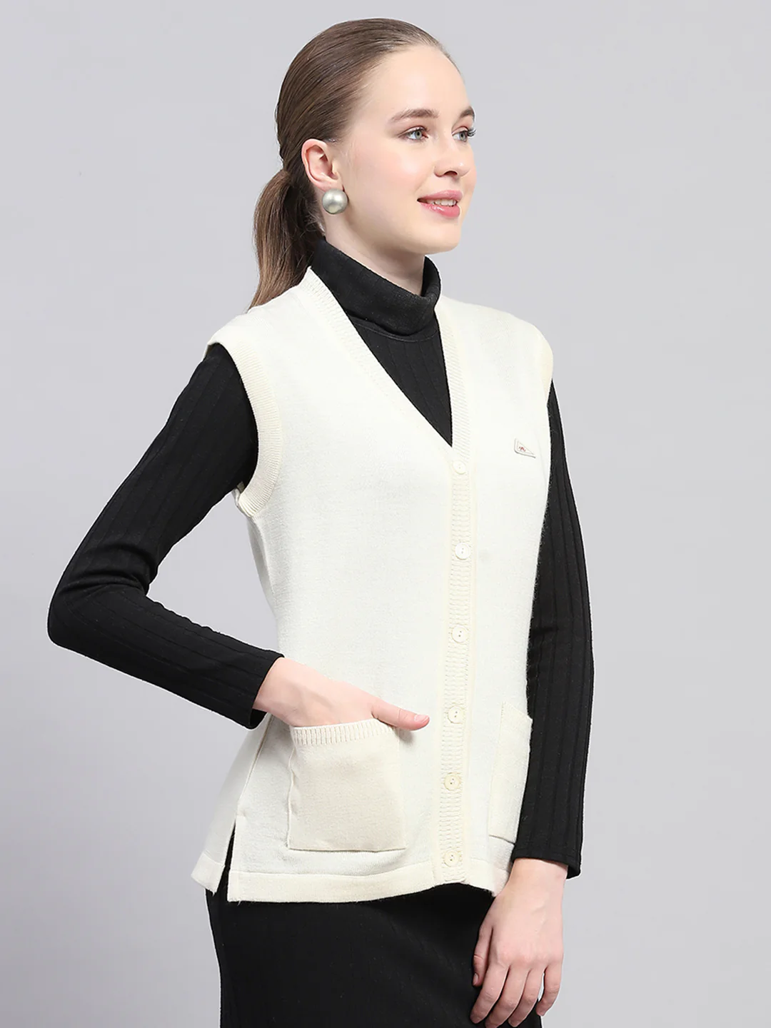 Women Off White Solid V Neck Sleeveless Cardigan - Image 4